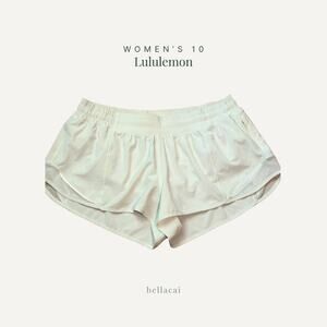 Lululemon | Hotty Hot Low-Rise Lined Short 2.5" Bone Size 10